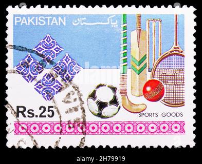 MOSKAU, RUSSLAND - 25. OKTOBER 2021: In Pakistan gedruckte Briefmarke zeigt Sportartikel, Exportserie, um 1992 Stockfoto