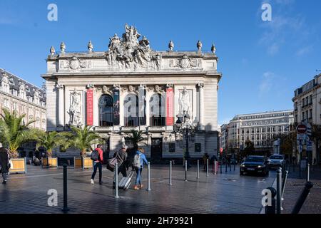 4. November 2021 - Lille, Frankreich: La Grande Place hat eine flämische Architektur, ähnlich wie Belgien. Am Hauptplatz, dem La Grand Place, steht das im neoklassizistischen Stil erbaute Opernhaus Stockfoto