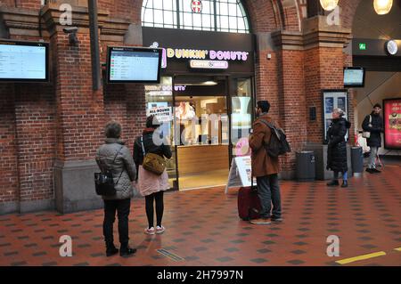 Kopenhagen/Dänemark./21. November 2021/ Kustler warten auf Dunkin Donuts Kaffee und Moe im dänischen Cpital. (Foto..Francis Joseph Dean/Dean Bilder) Stockfoto