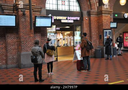 Kopenhagen/Dänemark./21. November 2021/ Kustler warten auf Dunkin Donuts Kaffee und Moe im dänischen Cpital. (Foto..Francis Joseph Dean/Dean Bilder) Stockfoto