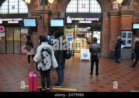 Kopenhagen/Dänemark./21. November 2021/ Kustler warten auf Dunkin Donuts Kaffee und Moe im dänischen Cpital. (Foto..Francis Joseph Dean/Dean Bilder) Stockfoto