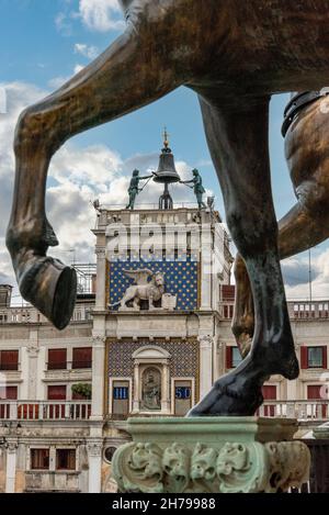 Blick von der Quadriga der Basilica di San Marco auf den Uhrenturm am Markusplatz, Venedig, Italien Stockfoto