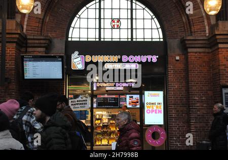 Kopenhagen/Dänemark./21. November 2021/ Kustler warten auf Dunkin Donuts Kaffee und Moe im dänischen Cpital. (Foto..Francis Joseph Dean/Dean Bilder) Stockfoto