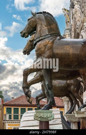 Blick von der Quadriga der Basilica di San Marco auf den Uhrenturm am Markusplatz, Venedig, Italien Stockfoto