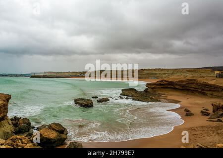 Wütend türkisgrüne Farbe massiven RIP curl einer Wellen, wie es Barrel rollt entlang des Ozeans. Wilde Wellen Pfund die Küste von chabahar in stürmischen Tag w Stockfoto