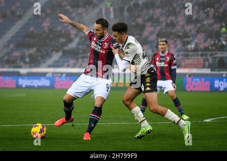 Renato Dall'Ara Stadium, Bologna, Italien, 21. November 2021, Marko Arnautovic aus Bologna wurde während des FC Bologna gegen den FC Venezia durch den Italiener Ethan Ampadu behindert Stockfoto