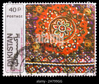 MOSKAU, RUSSLAND - 25. OKTOBER 2021: In Pakistan gedruckte Briefmarke zeigt Gujrat Embroideried Shirt, Pakistan Handi Crafts Series, um 1979 Stockfoto