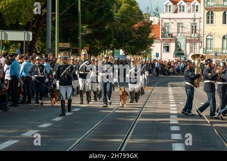 Mitglieder der montiert Brass Band nehmen Sie Teil der portugiesischen National Guard in der Zeremonie der Wachablösung am Belem Palace in Lissabon, Portugal Stockfoto