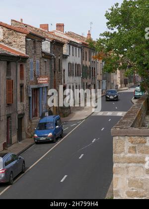 Die ruhige Hauptstraße in der ländlichen Gemeinde von Vieille-Brioude, Departement Haute-Loire, Region Auvergne-Rhône-Alpes, Frankreich Stockfoto