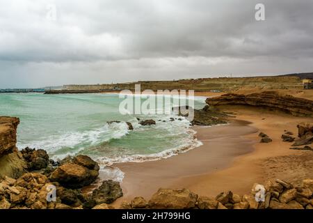 Wütend türkisgrüne Farbe massiven RIP curl einer Wellen, wie es Barrel rollt entlang des Ozeans. Wilde Wellen Pfund die Küste von chabahar in stürmischen Tag w Stockfoto