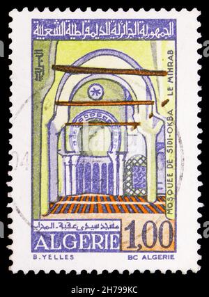 MOSKAU, RUSSLAND - 25. OKTOBER 2021: Die in Algerien gedruckte Briefmarke zeigt Moscheen - Sidi-Okba, Serie, um 1970 Stockfoto