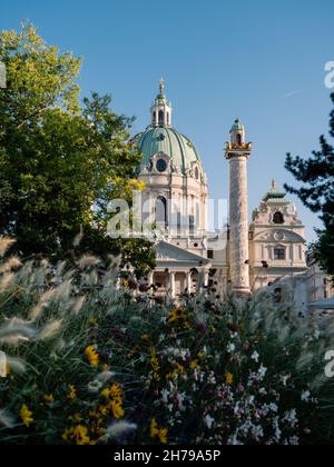 Karlskirche oder St.-Charles-Kirche in Wien, Österreich, eine Barockkirche mit Kuppel Stockfoto