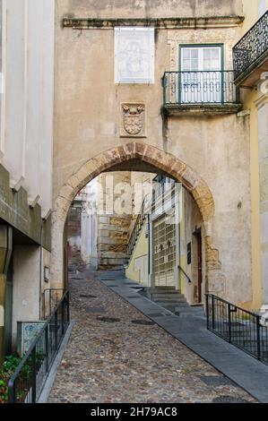 Arco de Almedina. Das Tor in die alte Stadtmauer, Coimbra, Portugal Stockfoto