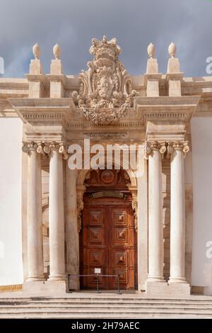 Die großen hölzernen Türen am Haupteingang des Joanina Bibliothek, Universität von Coimbra, Coimbra, Portugal Stockfoto