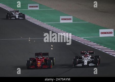 16 LECLERC Charles (mco), Scuderia Ferrari SF21, überholt 07 RÄIKKÖNEN Kimi (FIN), Alfa Romeo Racing ORLEN C41, Aktion während des Formel 1 Ooredoo Qatar Grand Prix 2021, 20th Lauf der FIA Formel 1 Weltmeisterschaft 2021 vom 19. Bis 21. November 2021 auf dem Losail International Circuit, in Lusail, Katar - Foto: Florent Gooden/DPPI/LiveMedia Stockfoto