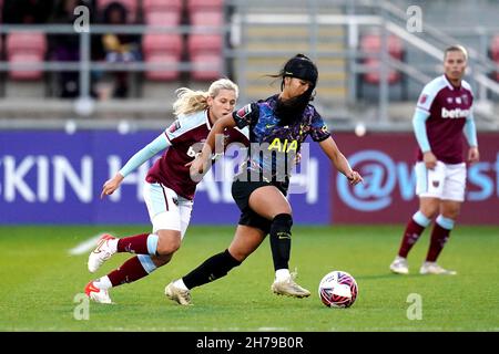 Die Asmita Ale von Tottenham Hotspur (rechts) kämpft während des Spiels der Barclays FA Women's Super League im Chigwell Construction Stadium, London, um den Ballbesitz mit der Katerina Svitkova von West Ham United. Bilddatum: Sonntag, 21. November 2021. Stockfoto