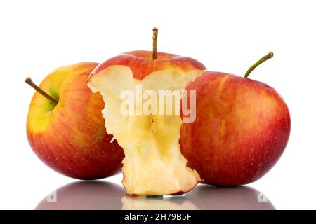 Ein süßer, rot gebissene Apfel und zwei ganze, Nahaufnahme, isoliert auf Weiß. Stockfoto