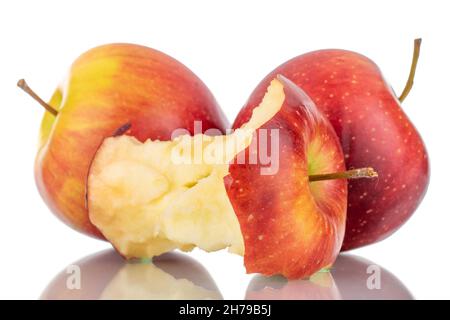 Ein süßer, rot gebissene Apfel und zwei ganze, Nahaufnahme, isoliert auf Weiß. Stockfoto