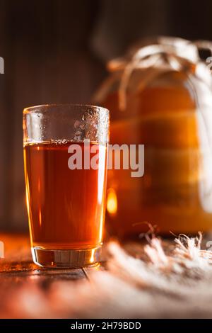Glas und drei-Liter-Glas mit Kombucha. Bio gesundes Getränk Stockfoto