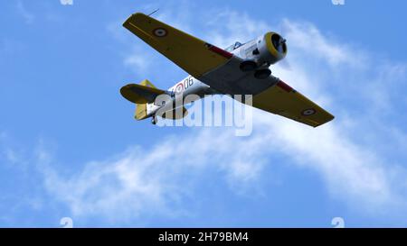 Udine Italien SEPTEMBER, 17, 2021 Vintage militärische Trainingsflugzeug des Zweiten Weltkriegs in Flug. North American T-6 Texan ex Italien Air Force Stockfoto