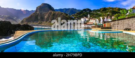 Malerische Insel Madeira, natürliche Swimmingpools im charmanten Dorf Porto da Cruz. Beliebter Ferienort in Portugal Stockfoto