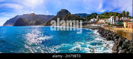 Naturlandschaft der Insel Madeira, Blick auf das charmante Dorf Porto da Cruz. Beliebter Ferienort in Portugal Stockfoto