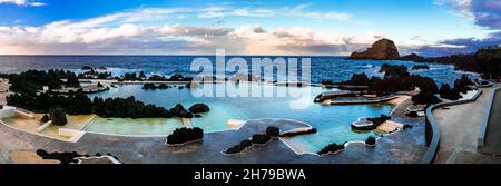Porto Moniz, Madeira Island, Portugal .vulkanische Lava-Naturschwimmbäder, beliebte Touristenattraktion Stockfoto