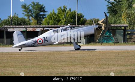 Rivolto del Friuli, Udine, Italien SEPTEMBER, 17, 2021 Hinterrad Fahrgestell grau zwei Sitze im Tandem Flugzeug Seitenansicht auf der Start- und Landebahn. Fiat G. 46 ex Ital Air Force Stockfoto
