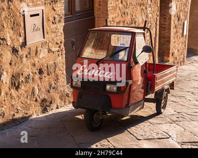 Montalcino, Italien - August 12 2021: Piaggio Ape 50 Mini Car oder dreirädrige leichte Nutzfahrzeuge. Stockfoto