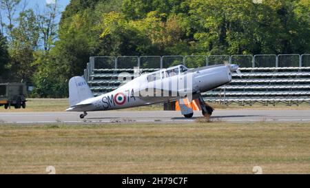 Rivolto del Friuli, Udine, Italien SEPTEMBER, 17, 2021 Metallgraues Militär Training Vintage-Flugzeug mit Hinterrad Unterwagen Seitenansicht. Fiat G. 46 Stockfoto