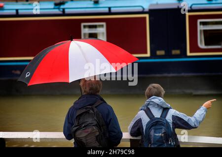 Besucher der Regenbeobachtungsskiffe passieren Foxton-Schleusen auf dem Grand Union Canal, Leicestershire, England, Europa, Großbritannien. Stockfoto