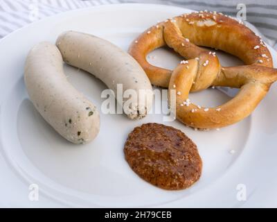 Weisswurst Bayerische oder deutsche Weißwurst Paar mit Pretzel und Senf Stockfoto