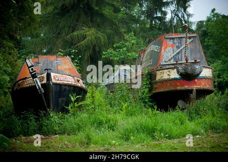 Alte Kanalboote auf trockenem Land am Straßenrand in der Nähe von Foxton Locks auf dem Grand Union Canal, Market Harborough, Leicestershire, England, Großbritannien. Stockfoto