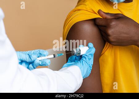Arzt In Blauen Handschuhen, Der Die Dosis Des Impfstoffs Aus Dem Fläschchen Mit Spritze Nimmt Stockfoto