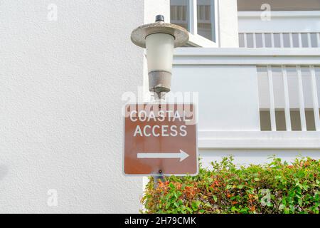 Coastal Access-Schild an einem Laternenpfosten in La Jolla, Kalifornien Stockfoto