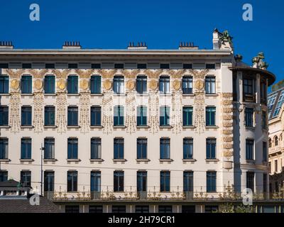 Linke Wienzeile oder Medaillon-Haus, entworfen von Otto Wagner im Jahr 1898, ein Jugendstil-Gebäude in Wien, Österreich. Stockfoto