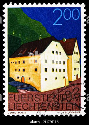 MOSKAU, RUSSLAND - 25. OKTOBER 2021: Briefmarke gedruckt in Liechtenstein zeigt Nationalmuseum und Verwaltung Wohnsitz Vaduz, Gebäude Serie, c Stockfoto