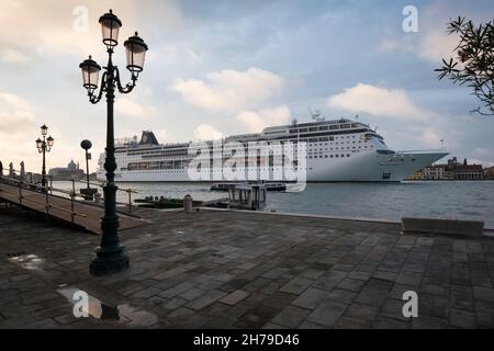 Ein Kreuzschiff passiert San Basilio entlang des Canale di Fusina in Venedig, Italien. Stockfoto