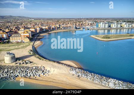 Sovereign Harbour und Martello Tower Nummer 66 in der Nähe von Eastbourne vor der Groyne, die den Yachthafen vor dem Meer schützt. Luftaufnahme. Stockfoto