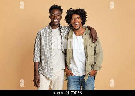 Konzept Der Männlichen Freundschaft. Zwei Glückliche Schwarze Umarmen Und Lächeln Camera An Stockfoto