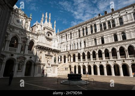 Der Innenhof des Dogenpalastes, San Marco, Venedig, Italien. Stockfoto