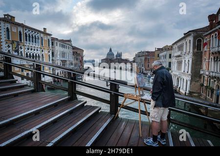 Maler auf der Ponte dell Accademia über dem Canal Grande mit Blick auf die Basilica di Santa Maria della Salute in Venedig, Italien. Stockfoto