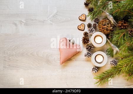 Textile Dekorationen für Weihnachten liegen flach auf Holzhintergrund. Feiertagskarte für den Winter. Stockfoto