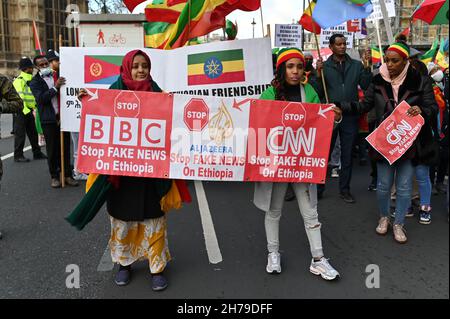 London, Großbritannien. 21st. November 2021. Äthiopier und Unterstützer marschieren in London aus Protest gegen die Außenpolitik der USA, der EU und des Vereinigten Königreichs gegen Äthiopien und die Androhung einer militärischen Intervention. Quelle: Andrea Domeniconi/Alamy Live News Stockfoto