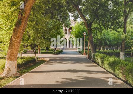 Großer berühmter Komplex von Etchmiadzin, in dem ein pädagogisches Seminar und der Oberste Katholikos aller Armenier sowie ein Kloster in Vagharshapat untergebracht sind. Stockfoto