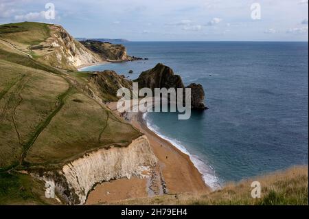 Blick auf Durdle Door vom Pfad auf der Klippe über Swyre Head an der Jurassic Coast, Dorset, England, Großbritannien. Stockfoto