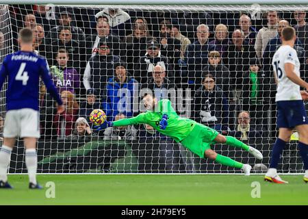 Hugo Lloris #1 von Tottenham Hotspur macht eine Fingerspitze sicher Stockfoto