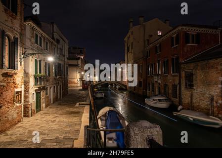 Friedlicher Kanal in Cannaregio bei Nacht, Venedig, Italien Stockfoto