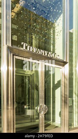 Der Vordereingang des berühmten Schmuckgeschäfts der Marke Tiffany & Co. In der 150 Bloor Street West in der Innenstadt von Toronto, Ontario, Kanada Stockfoto