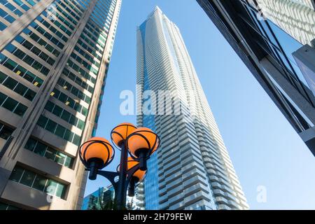 Das One Bloor East Gebäude ein Luxus-Wohn-Eigentumswohnung und Einzelhandelsgebäude an der südlichen Ecke der Bloor und Bay Street in Toronto, Kanada Stockfoto